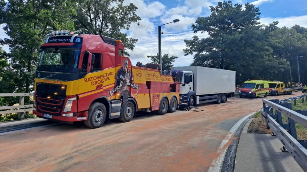 Pomoc drogowa TIR Zgorzelec – holownik TIR podczas zdarzenia drogowego