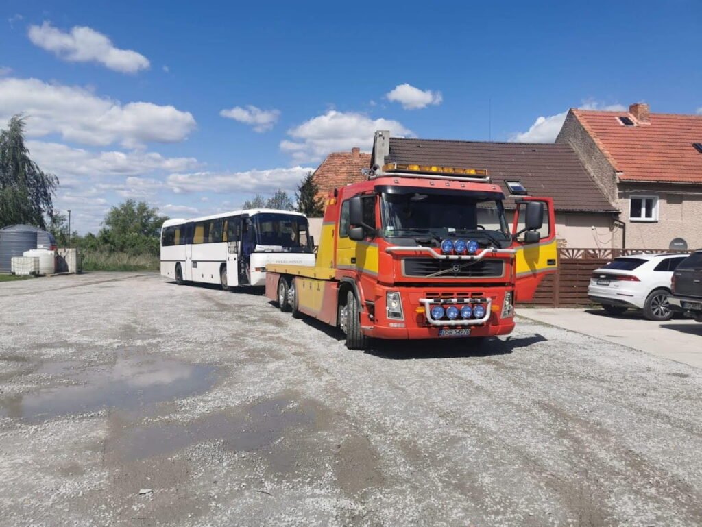 Pomoc drogowa TIR Zgorzelec – profesjonalne holowanie uszkodzonego autobusu