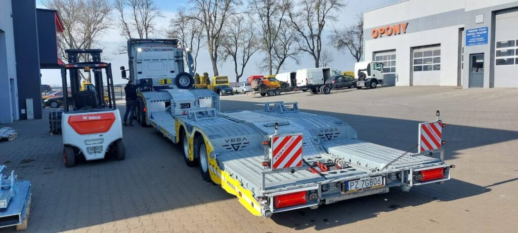 Holowanie ciężarówek Zgorzelec – laweta niskopodwoziowa do transportu pojazdów ciężkich