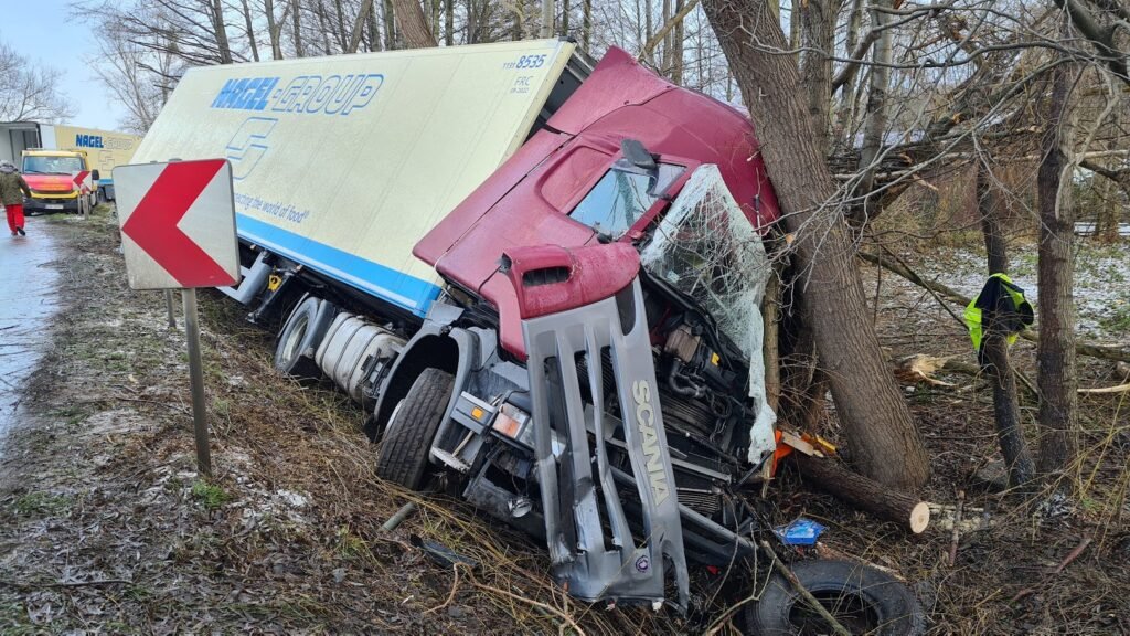 Holowanie ciężarówek Zgorzelec na drodze – specjalistyczny pojazd pomaga uszkodzonej ciężarówce po awarii lub wypadku