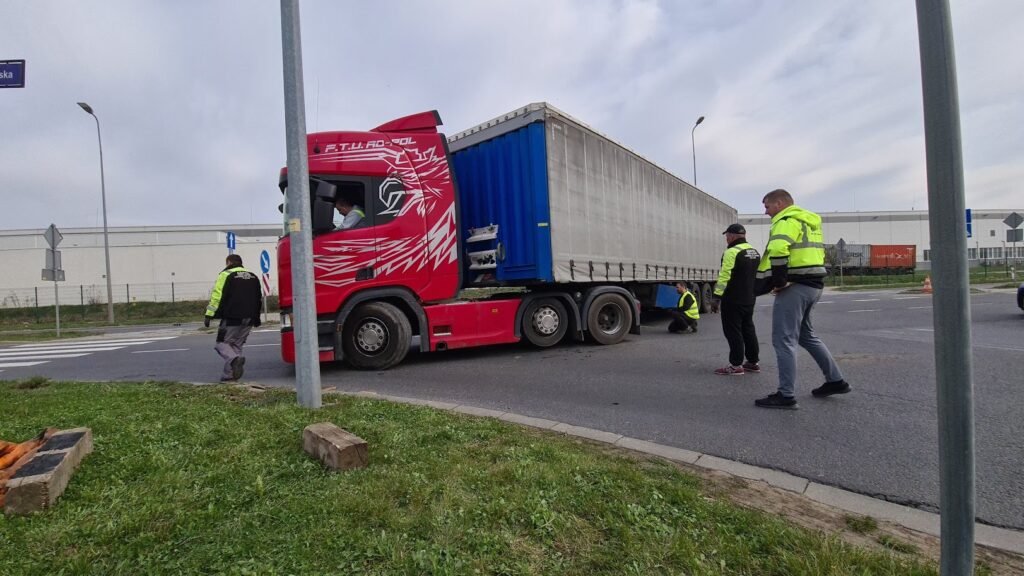 Pomoc drogowa TIR Zgorzelec podczas holowania uszkodzonej ciężarówki przy granicy z Niemcami na autostradzie A4