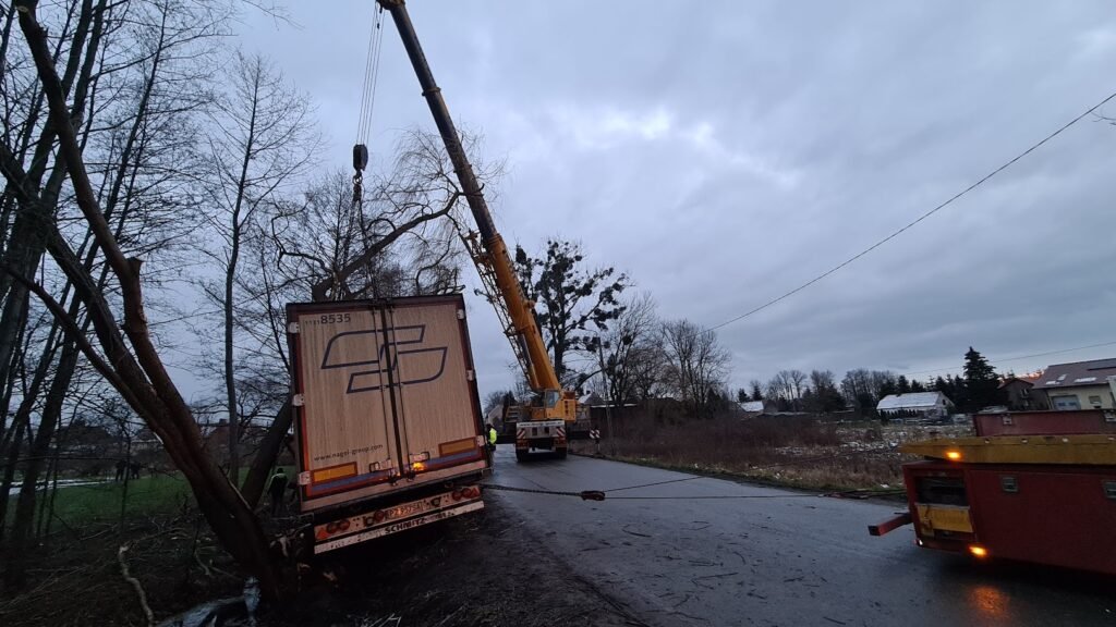 holowanie TIR Zgorzelec na drodze ekspresowej, ciężarówka po awarii transportowana przez lawetę ciężarową w regionie Zgorzelca