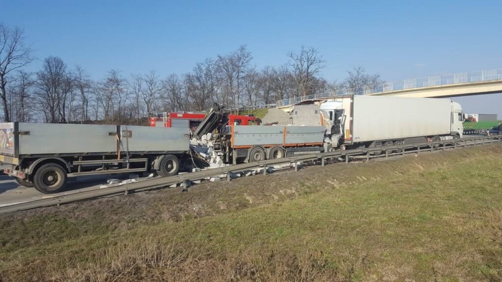 Holowanie TIR Zgorzelec i zabezpieczenie zestawu ciężarowego po awarii na drodze przy użyciu specjalistycznego sprzętu transportowego.