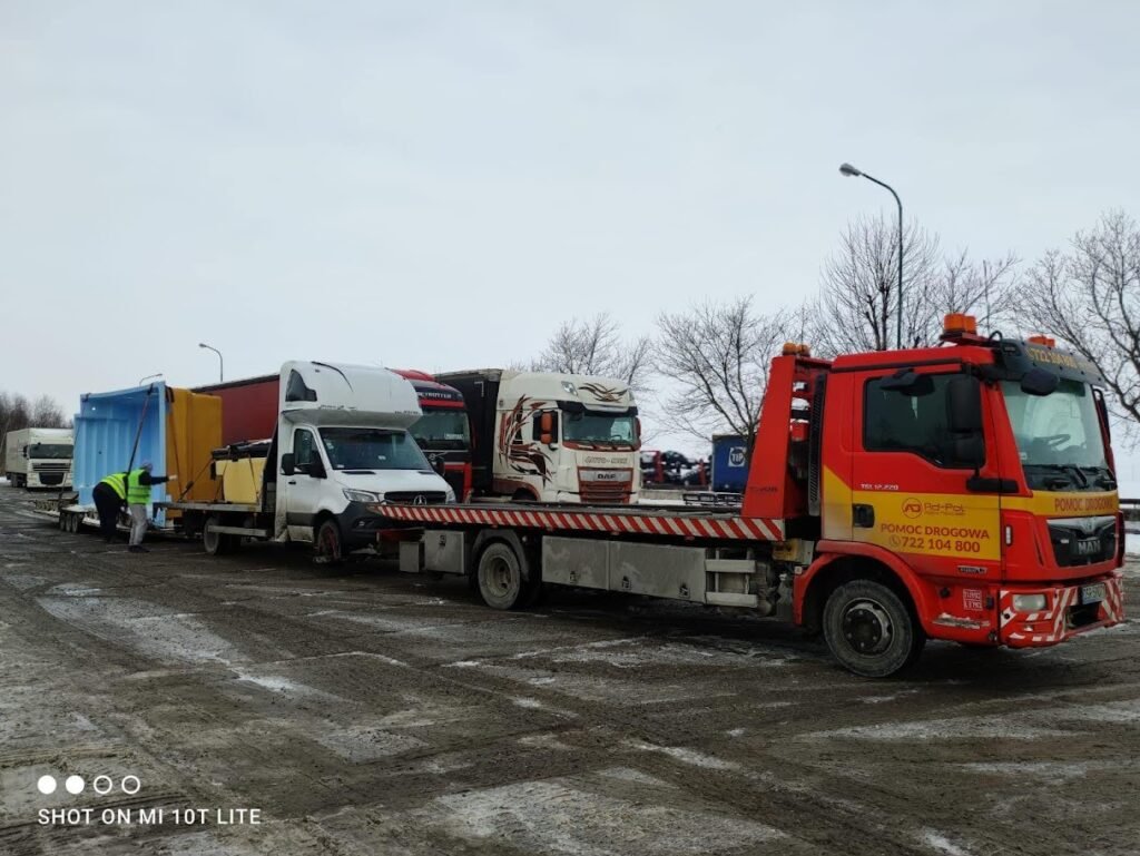 Pomoc drogowa TIR Zgorzelec podczas holowania uszkodzonej ciężarówki na autostradzie A4 w pobliżu granicy z Niemcami.